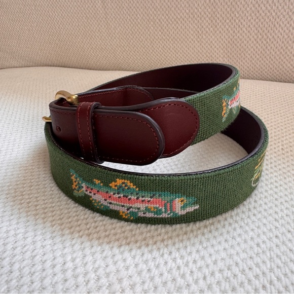 NWOT Men’s Tucker Blair Needlepoint Hunter Green Fish Belt - Picture 1 of 4